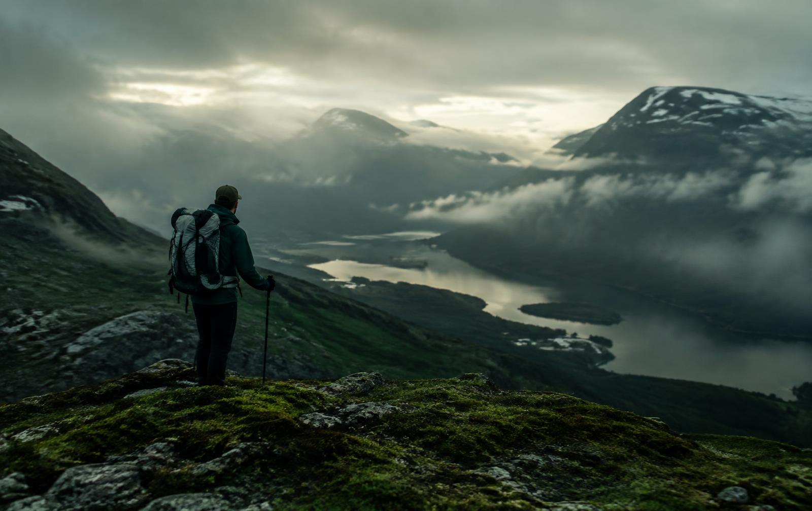 Vandrare med lätt packning på en fjällrygg